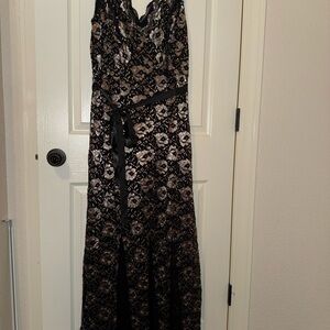 Elegant Black Lace Evening Gown